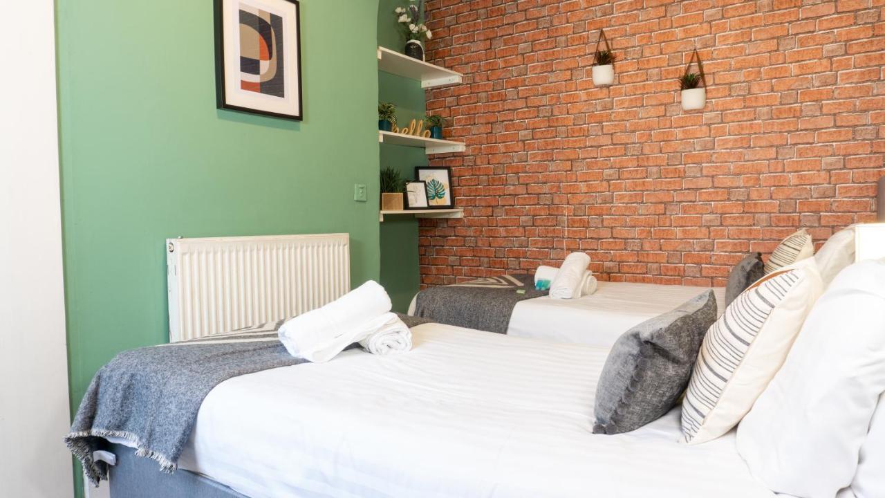 Air Host And Stay - Daisy House - Large 3 Bedroom Sleeps 7 10 Minutes From City Centre Liverpool Exterior photo